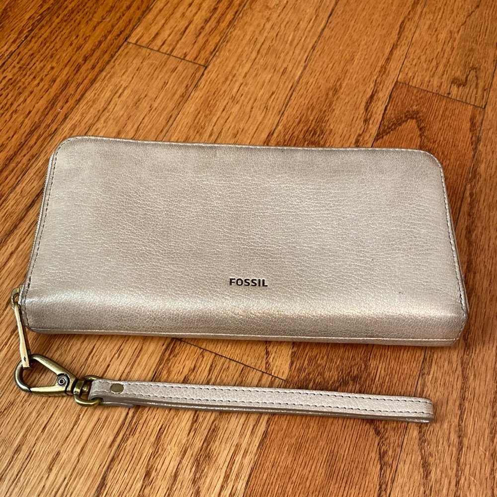 Full size zip around wallet